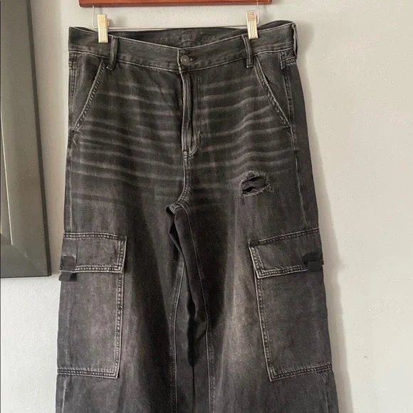 Black Wide-Leg Cargo Jeans - Picture 2 of 9